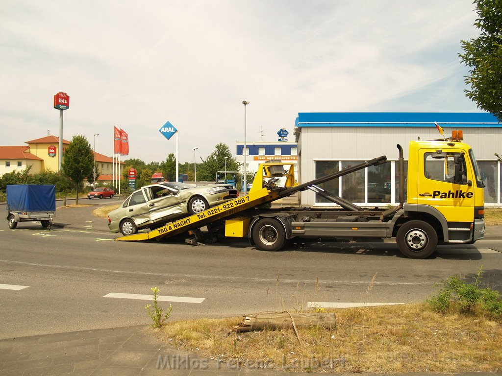 Muellwagen kollidiert mit PKW Koeln Porz Gremberghoven Alter Deutzer Postweg P39.JPG